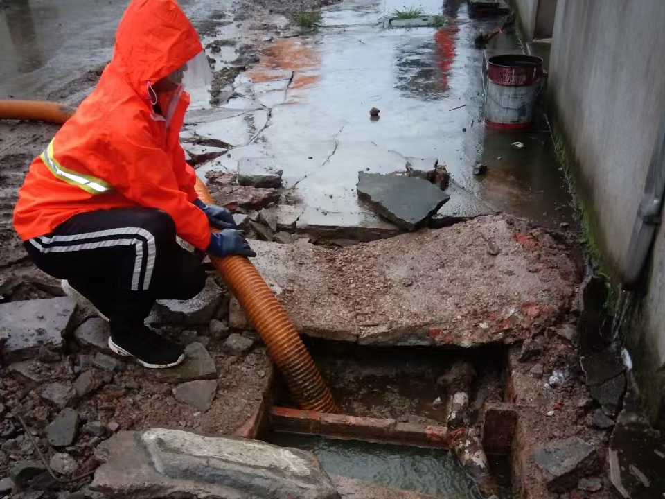 南丹专业清理污水池 炜誉市政以规范流程守护城市 “肠道”